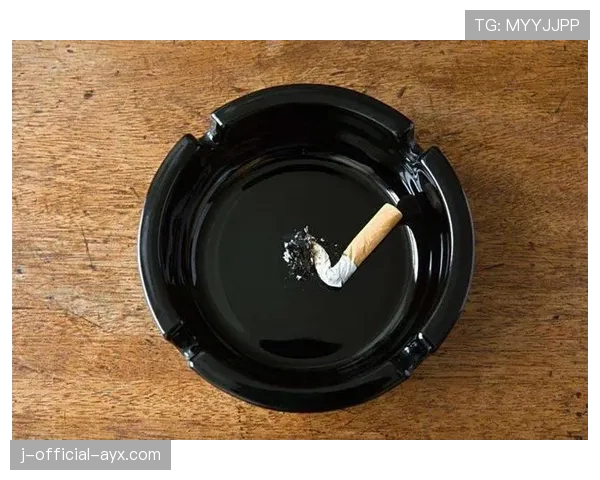 输球后半夜独自看录像的烟灰缸